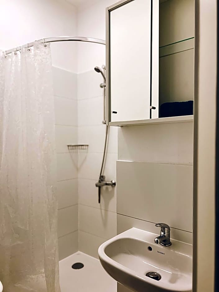 Neuwertiges Apartment mit schnellem WLAN, Glasfaser, Kostenlose Privatparkplatz auch für Transporter geeignet R11
