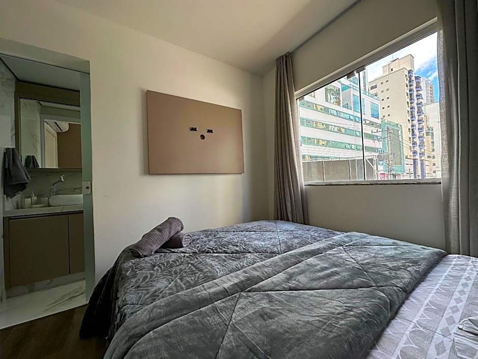 LA02- 2 Suítes +1Quarto | Jacuzzi | Churrasqueira