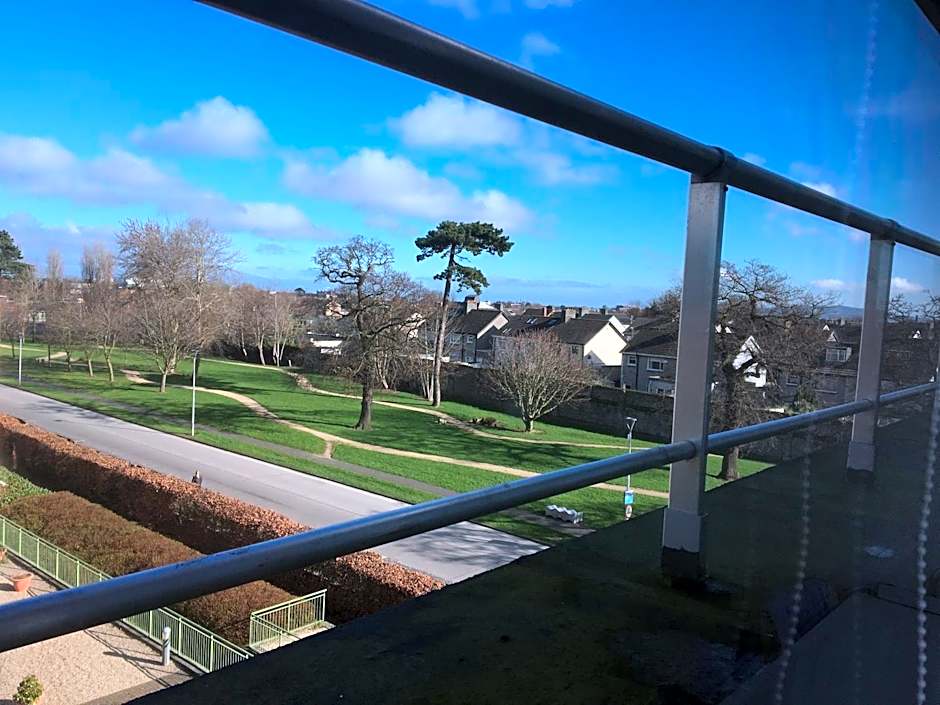 Central Spacious 3 Bedroom Apartment With Parking