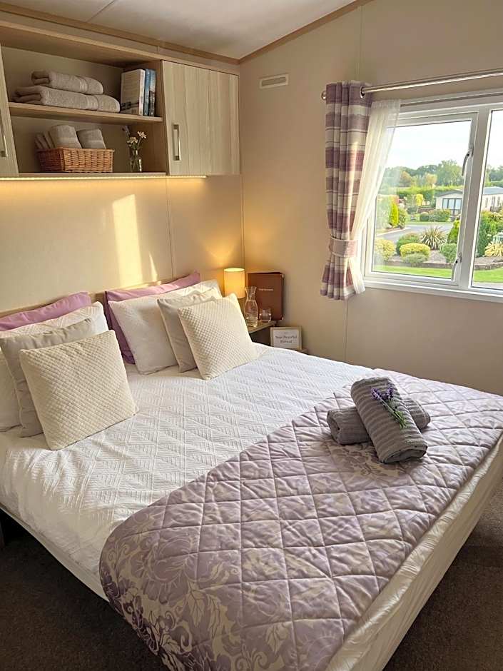 2 Bedroom Lakeview Lodge - Ensuite & Balcony Deck