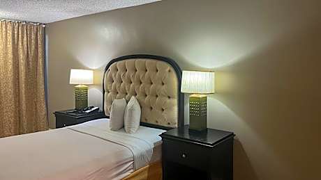 Deluxe Queen Room