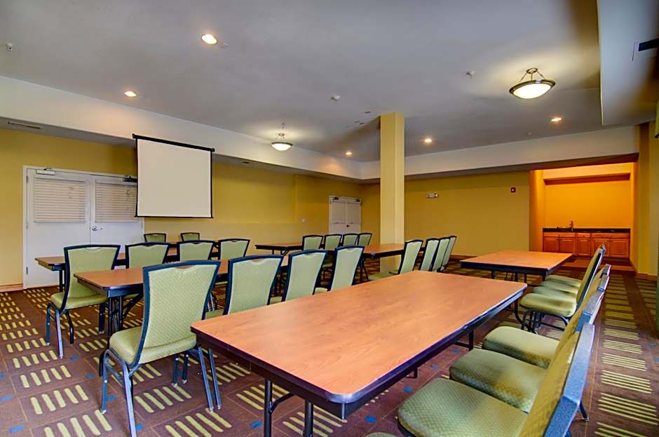 Holiday Inn Express Hotel & Suites Kansas City Sports Complex By IHG