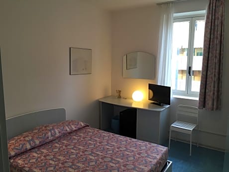 Budget Double Room with French Bed without Balcony