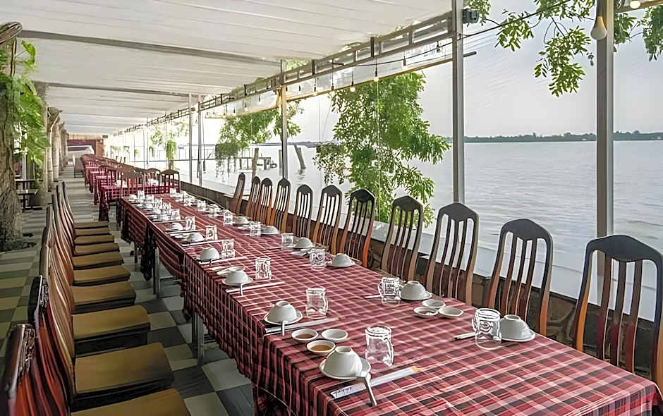 Van Phat Riverside Hotel