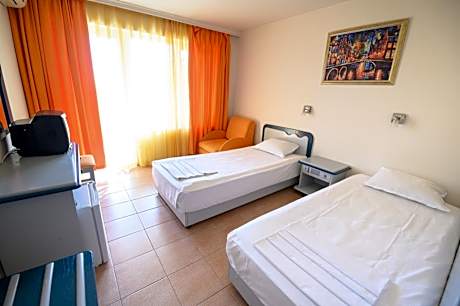 Twin Room (2 Adults + 1 Child)