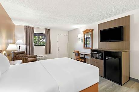 Queen Room - Accessible/Non-Smoking