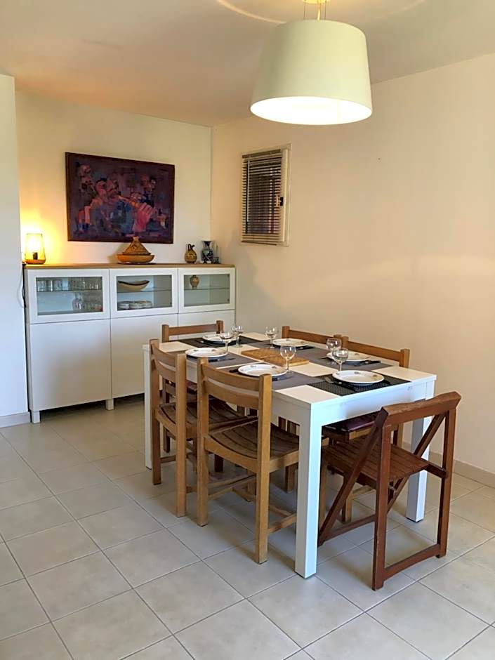 Appartement 60m2 - 2 Chambres à une minute des plages, parking privé