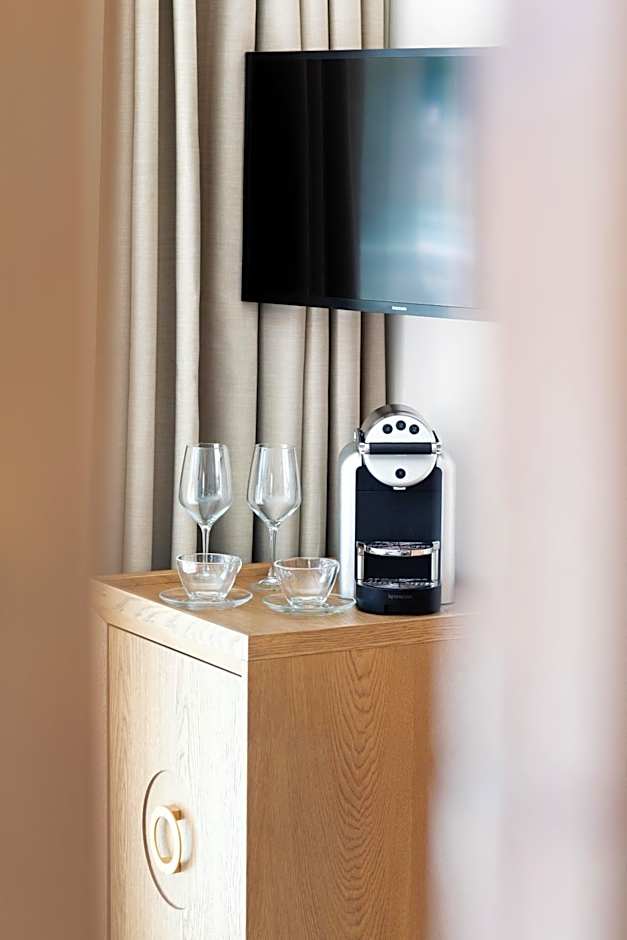 Alexandra Elegance Bridging Generations