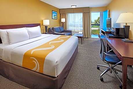 Standard Room, 1 King Bed, Accessible Tub, Non Smoking