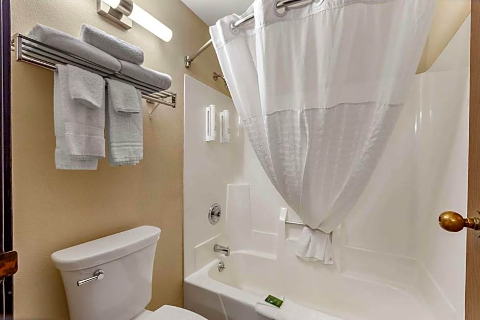 Clarion Pointe Racine - Mount Pleasant