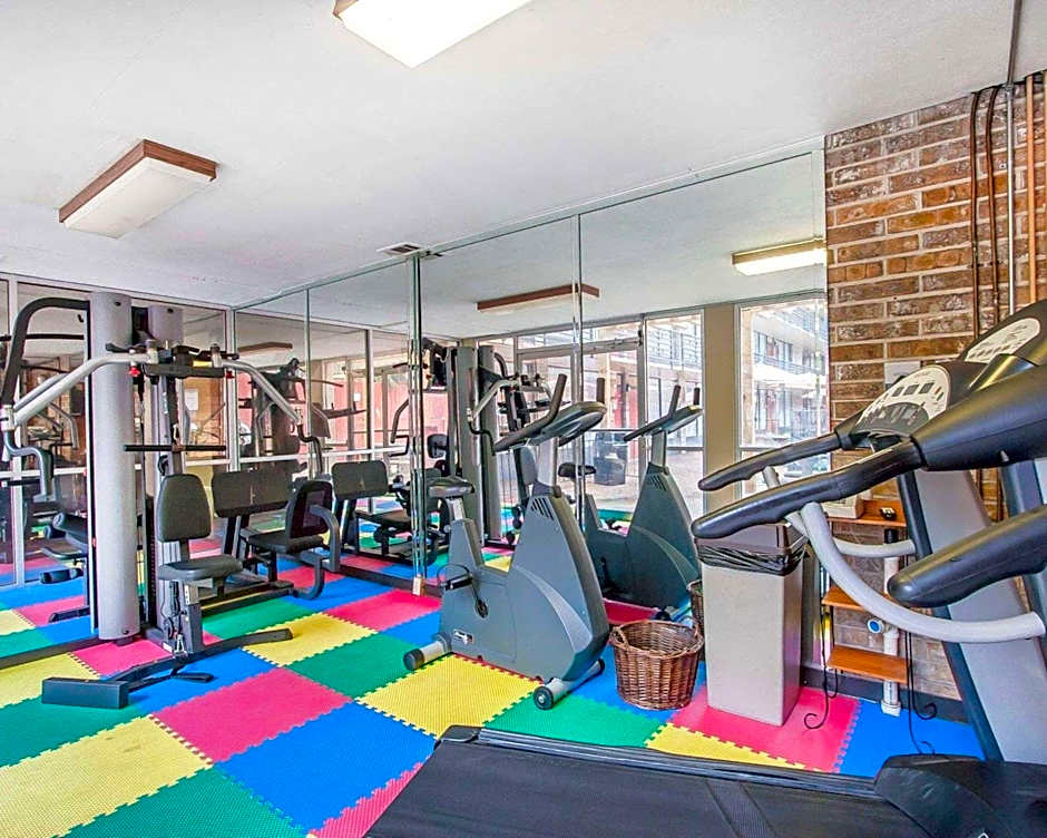 Clarion Inn & Suites University Center