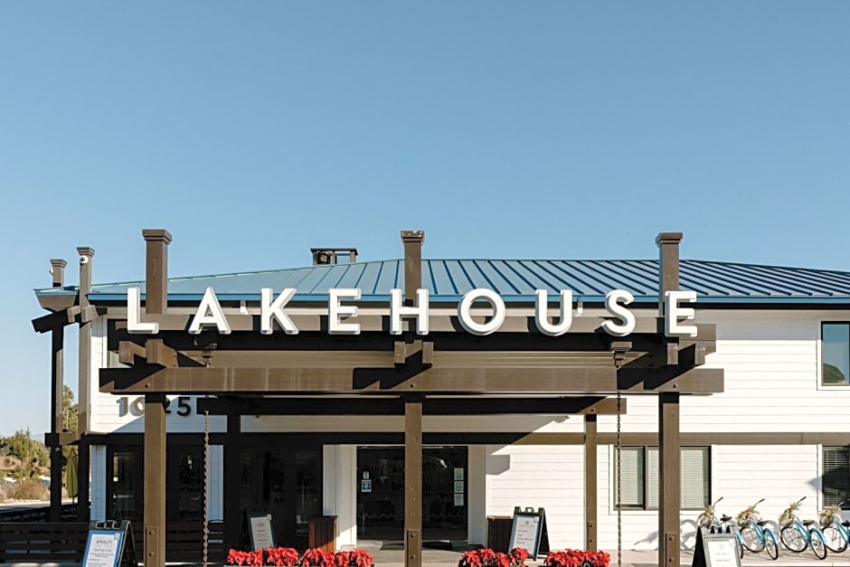 Lakehouse Hotel and Resort