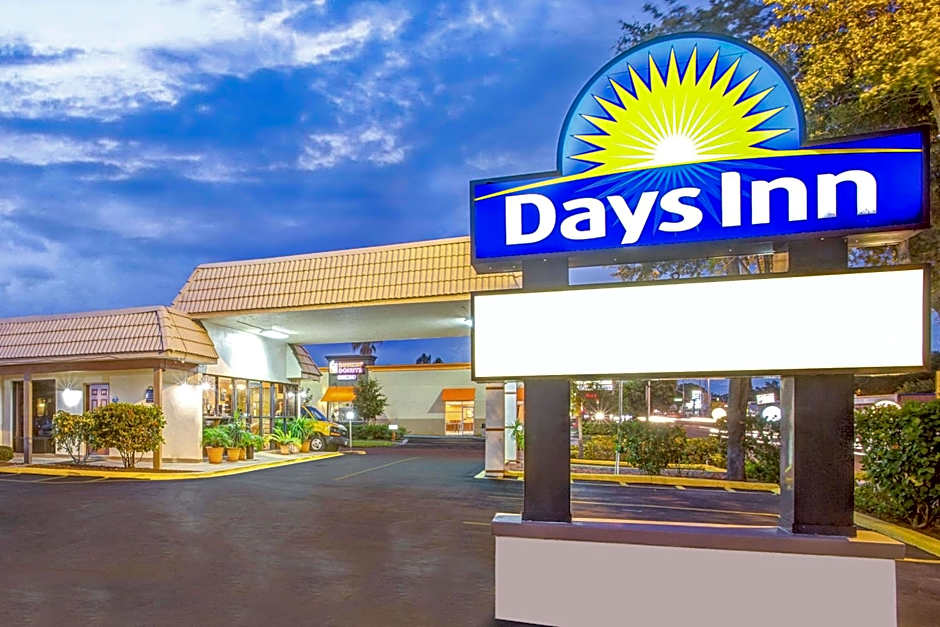 Days Inn by Wyndham St. Petersburg Central