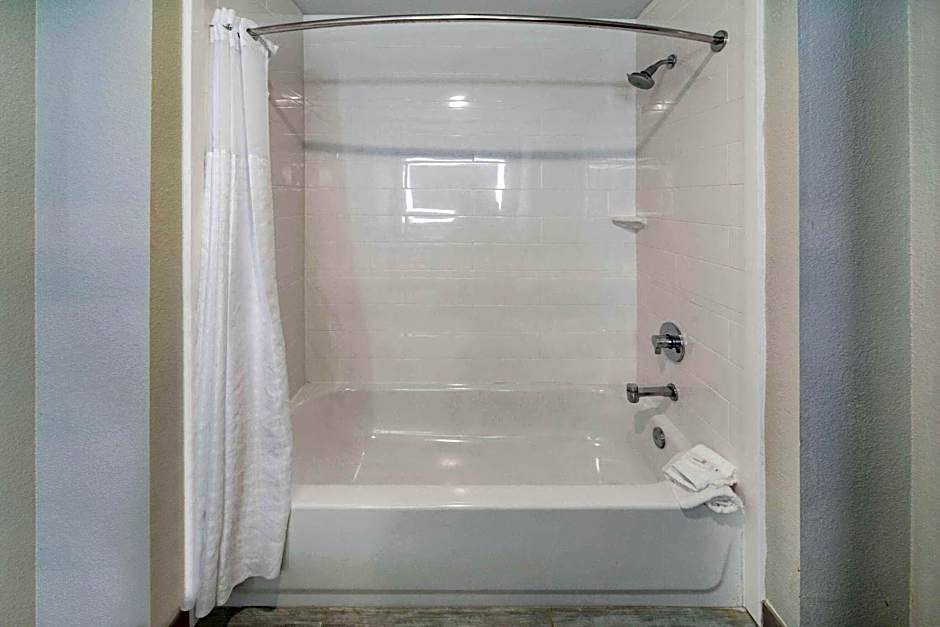 La Quinta Inn & Suites by Wyndham Galveston North at I-45