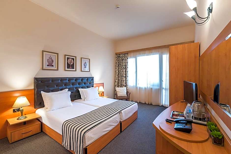 Lotus Family Hotel - Free Parking