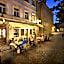 Hotel At the Golden Scissors