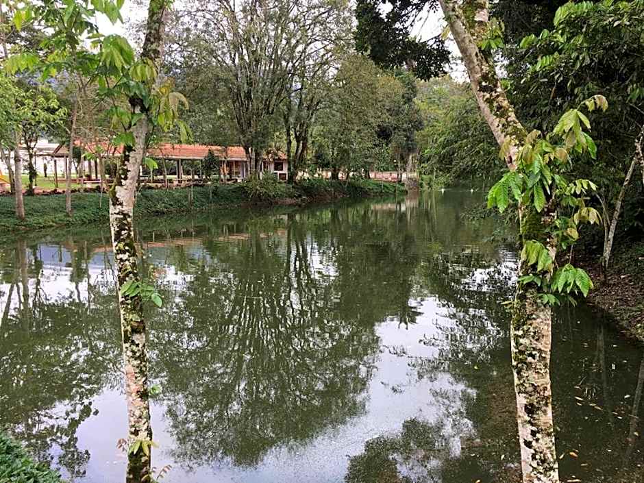 Caso em condomínio com lago, serra, campo e mar