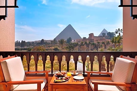 One-Bedroom King Suite with Pyramids View