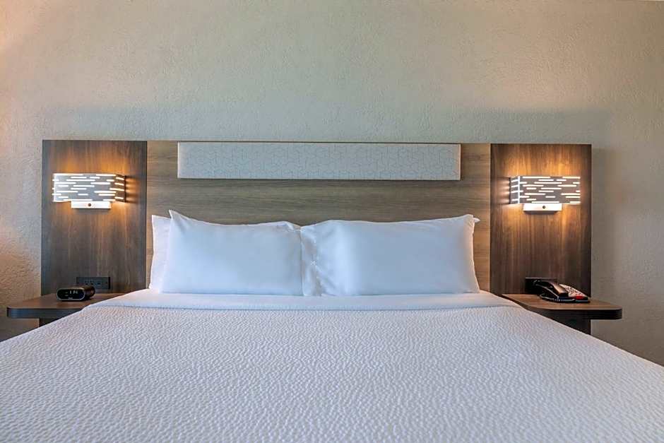 Holiday Inn Express & Suites Kansas City Airport By IHG