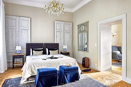 Apartment with Bath and Shower