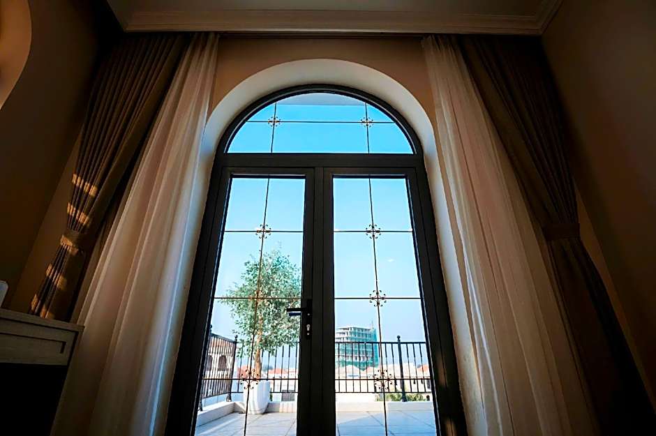 Tra Co Luxury Hotel & Resort