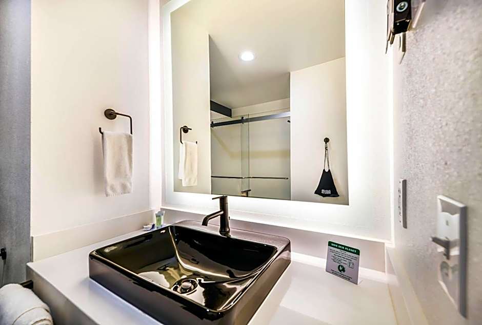 Hy-Lo Hotel, an Ascend Collection Hotel