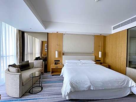 Club Suite, 1 King Bed, City View (1 King Bed)