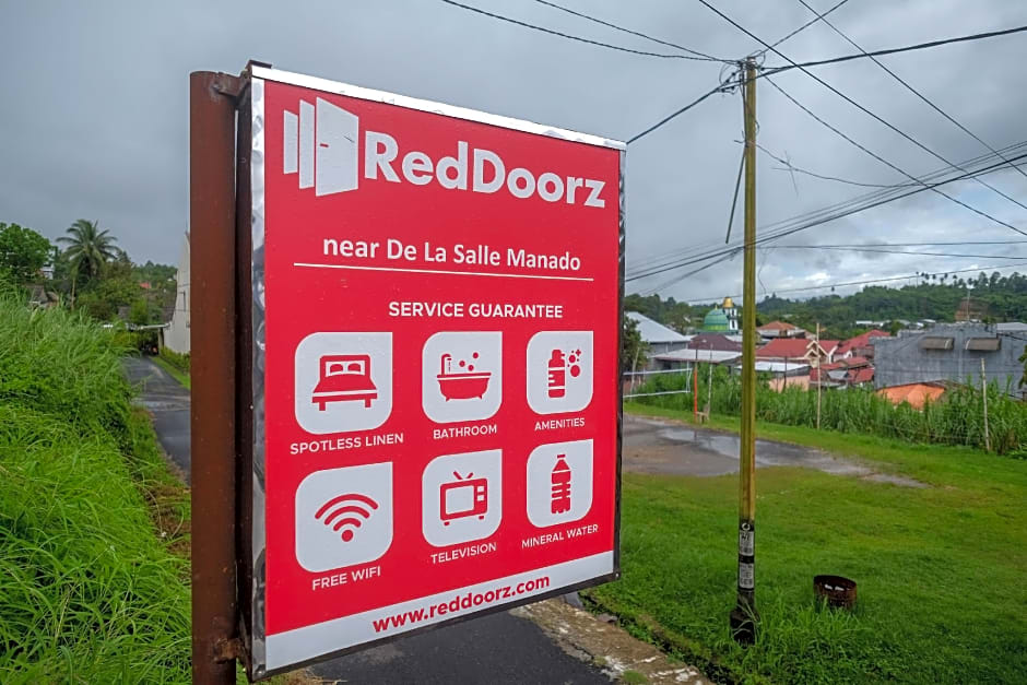 RedDoorz near De La Salle Manado