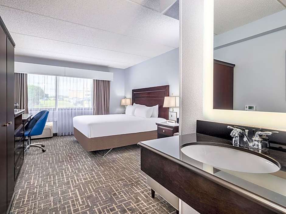 Crowne Plaza Milwaukee Airport by IHG