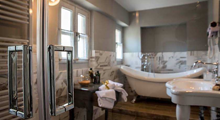 Kyria Boutique House