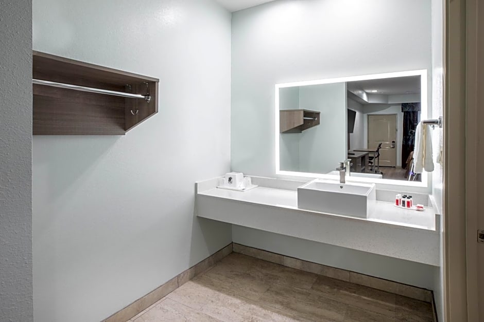 Super 8 by Wyndham Humble/Houston