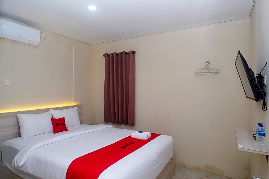 RedDoorz Plus near RS JIH Solo