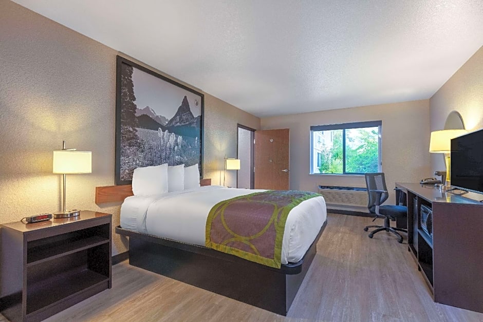 Super 8 By Wyndham St. Regis