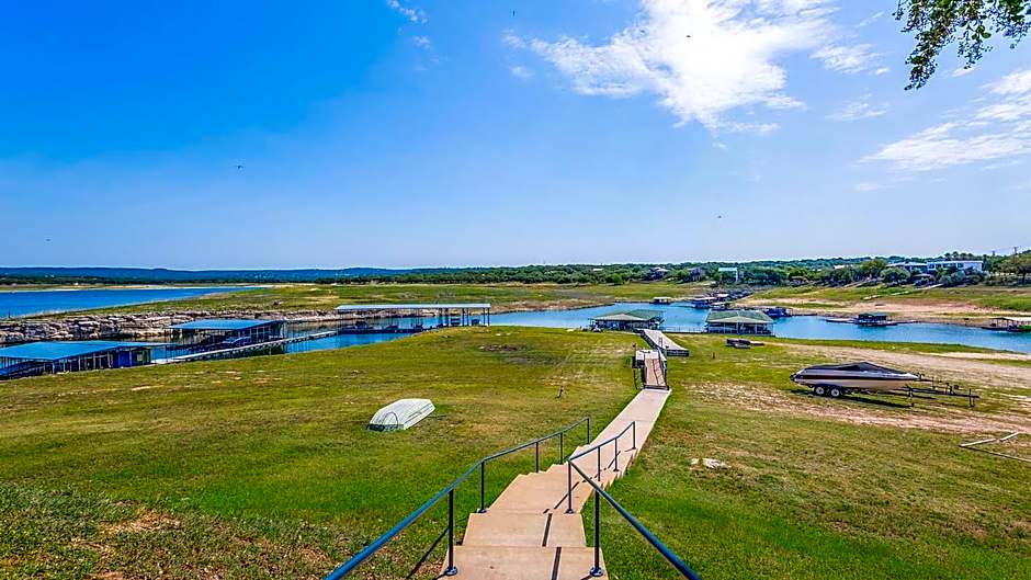 Lake Travis Stunning Waterfront, Sunset & Pool Views, Pet Friendly, Boat Ramp, Lago Vista, Texas