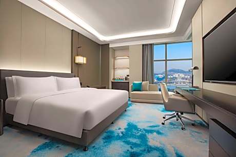 Deluxe Lake View 1 King Bed Room