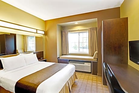 1 Queen Bed Accessible Suite Non-Smoking
