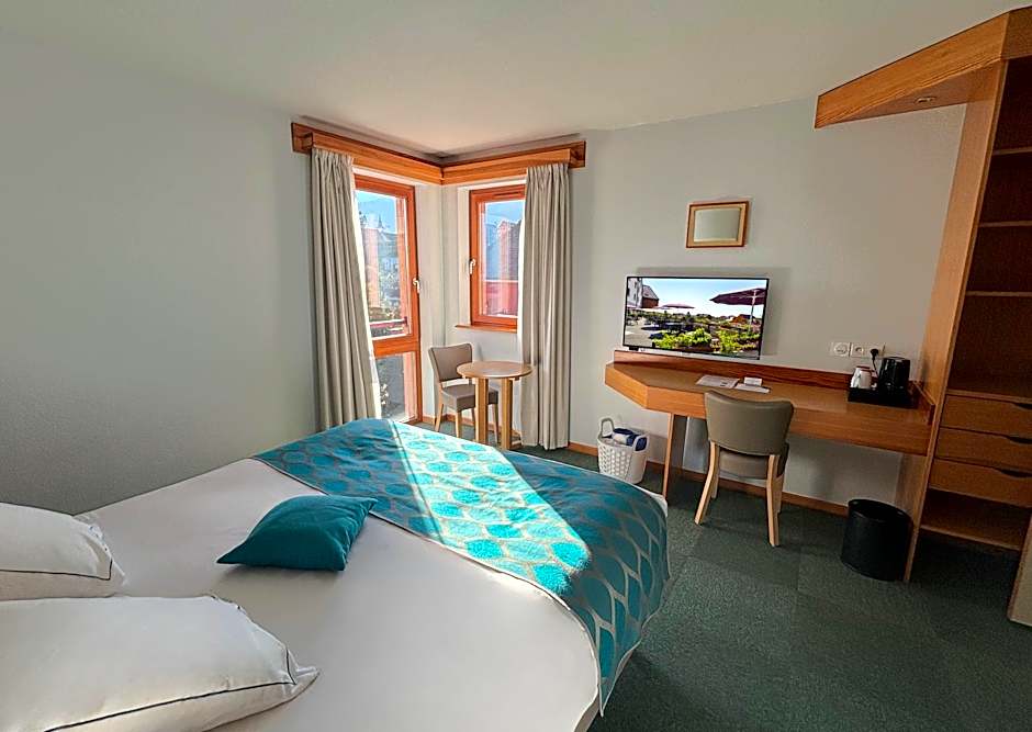 Photo 1 of 5 of Superior 1 King Bed, Bathtub