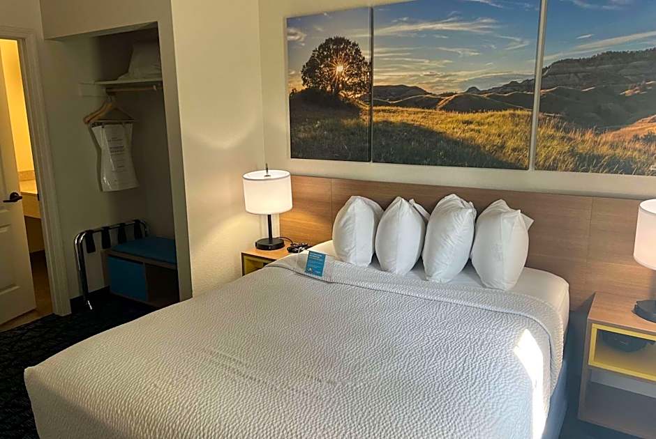 Days Inn & Suites by Wyndham Columbus NE