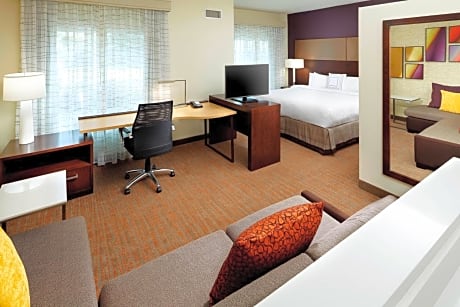 One-Bedroom Queen Suite with Sofa Bed and Adapted Tub - Mobility Accessible