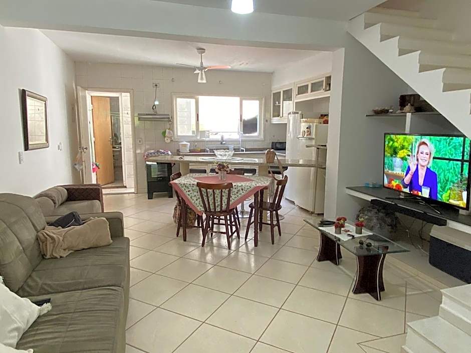 Sobrado em condomínio quase pé na areia em Juquehy