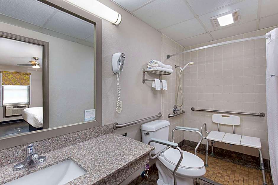 Days Inn by Wyndham Holladay