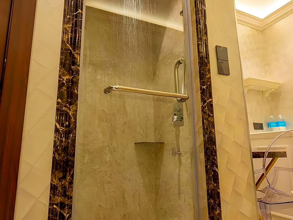 A Residence @ Between Hilton & Cititel Hotel