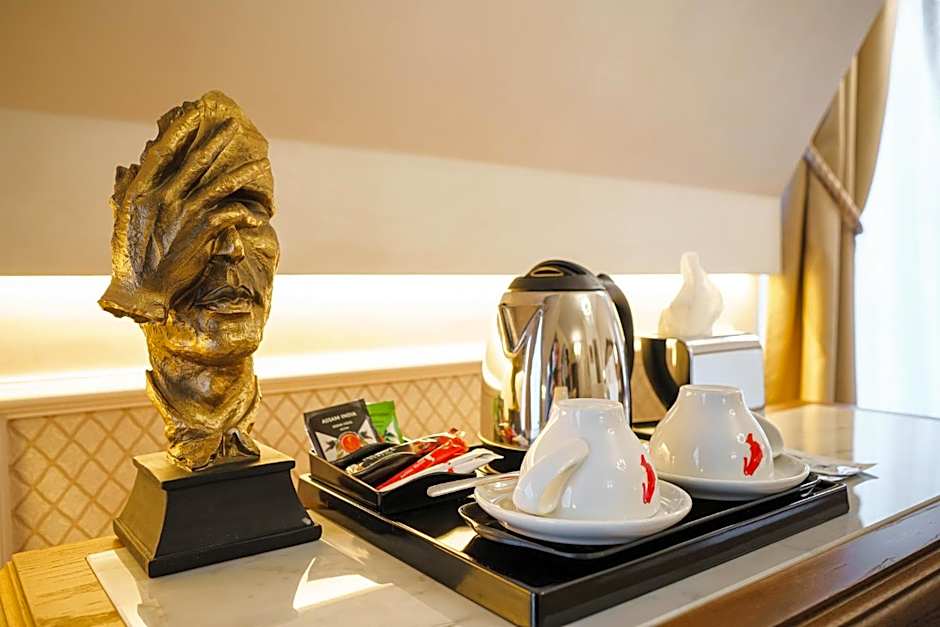 Residence City Garden - Certificate of Excellence Top 10 BEST Five-Stars City Hotels for 2024 awarded by HTIF