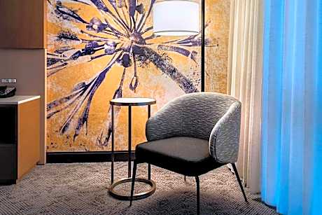 Room, 1 King Bed (Mobility/Hearing Accessible, Tub) (1 King Bed)