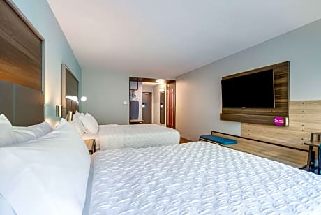 2 Queen Hearing Accessible