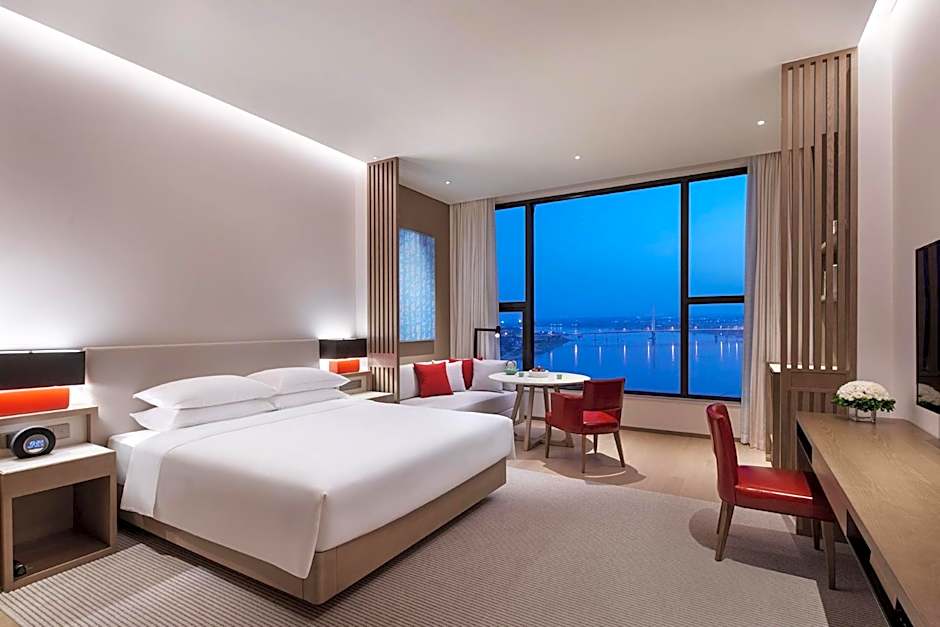 Photo 1 of 6 of 1 King Bed, River View
