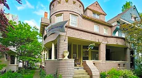 The Kings Throne Inn and Guest House