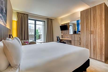 Standard King Room with Balcony and Bath