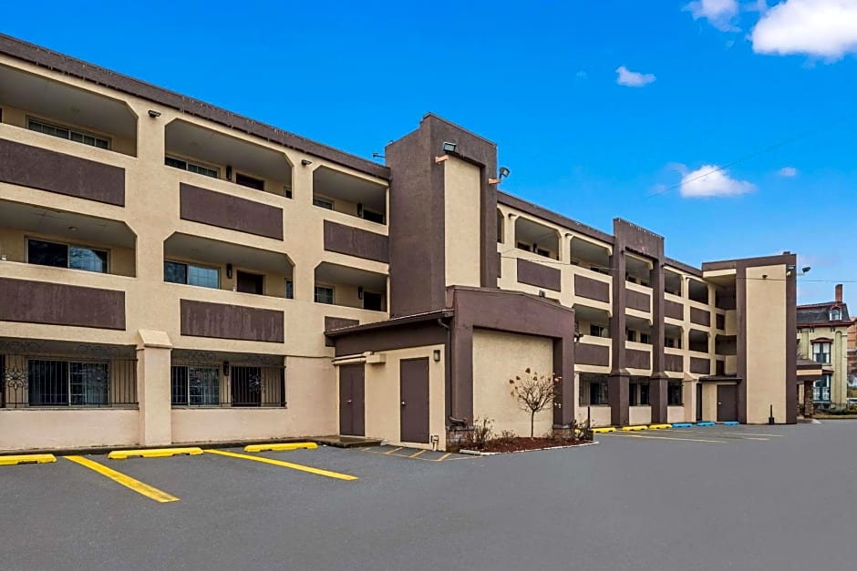 Clarion Pointe Downtown