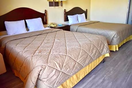 Deluxe Queen Room with Two Queen Beds - Disability Access - Non-Smoking